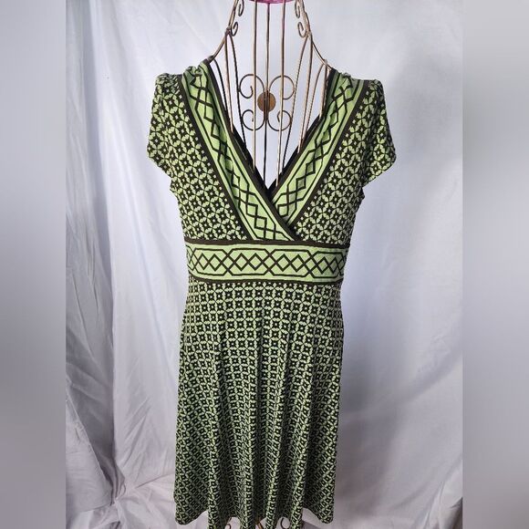 Vintage V~neckline Dress Easy To Pack In Your Suitcase! - Picture 2 of 4